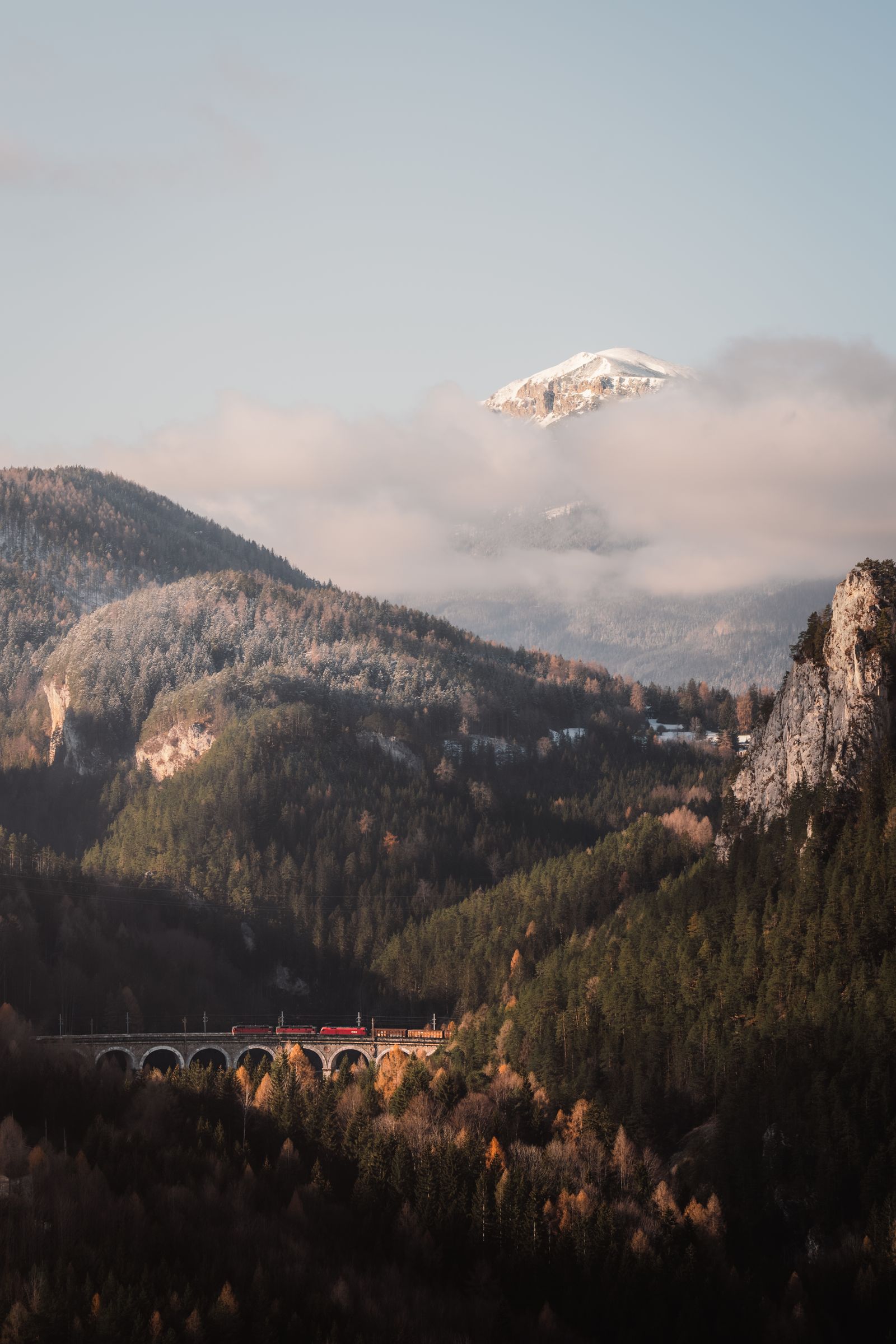 Über den Semmering führt eine der ältesten Gebirgsbahnen Europas.
