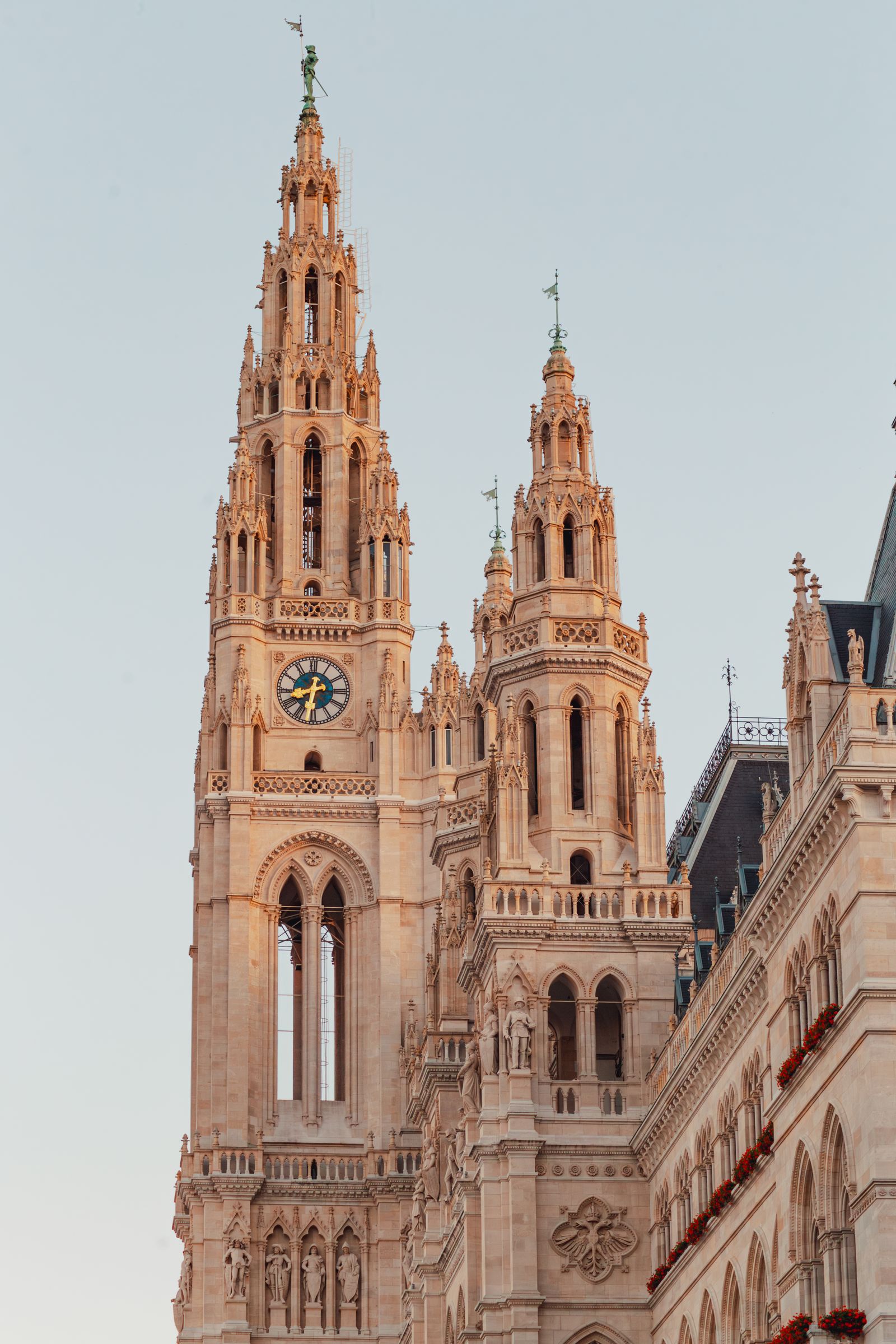 Das Rathaus prägt den Ring – im Sommer mit Veranstaltungen, im Winter mit Markt.