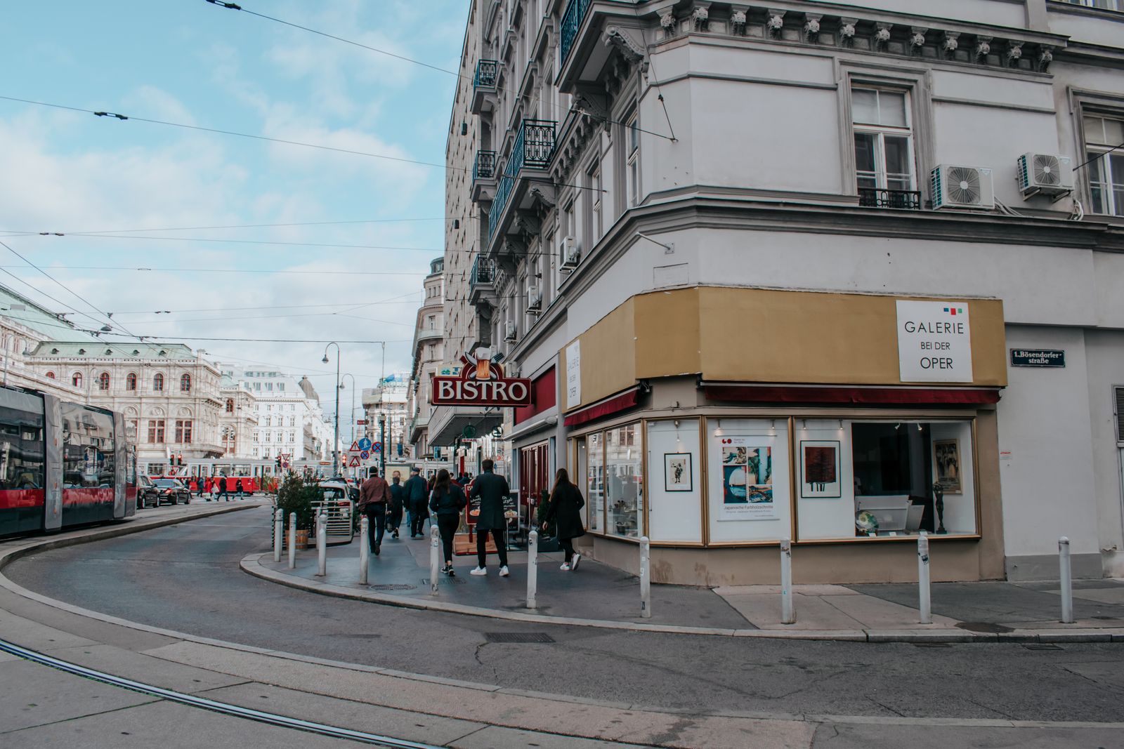 Straßenbahn, Lokal, Gehsteig: der Wiener Alltag spielt sich auf Augenhöhe ab.