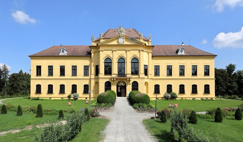 Schloss Eckartsau hinter einer Wiesenfläche