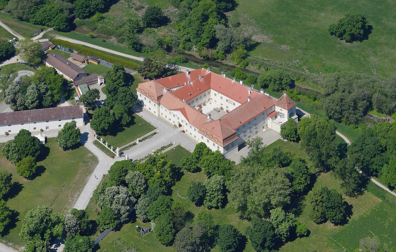 Luftaufnahme von Schloss Marchegg, Park und Teilen der Stadt