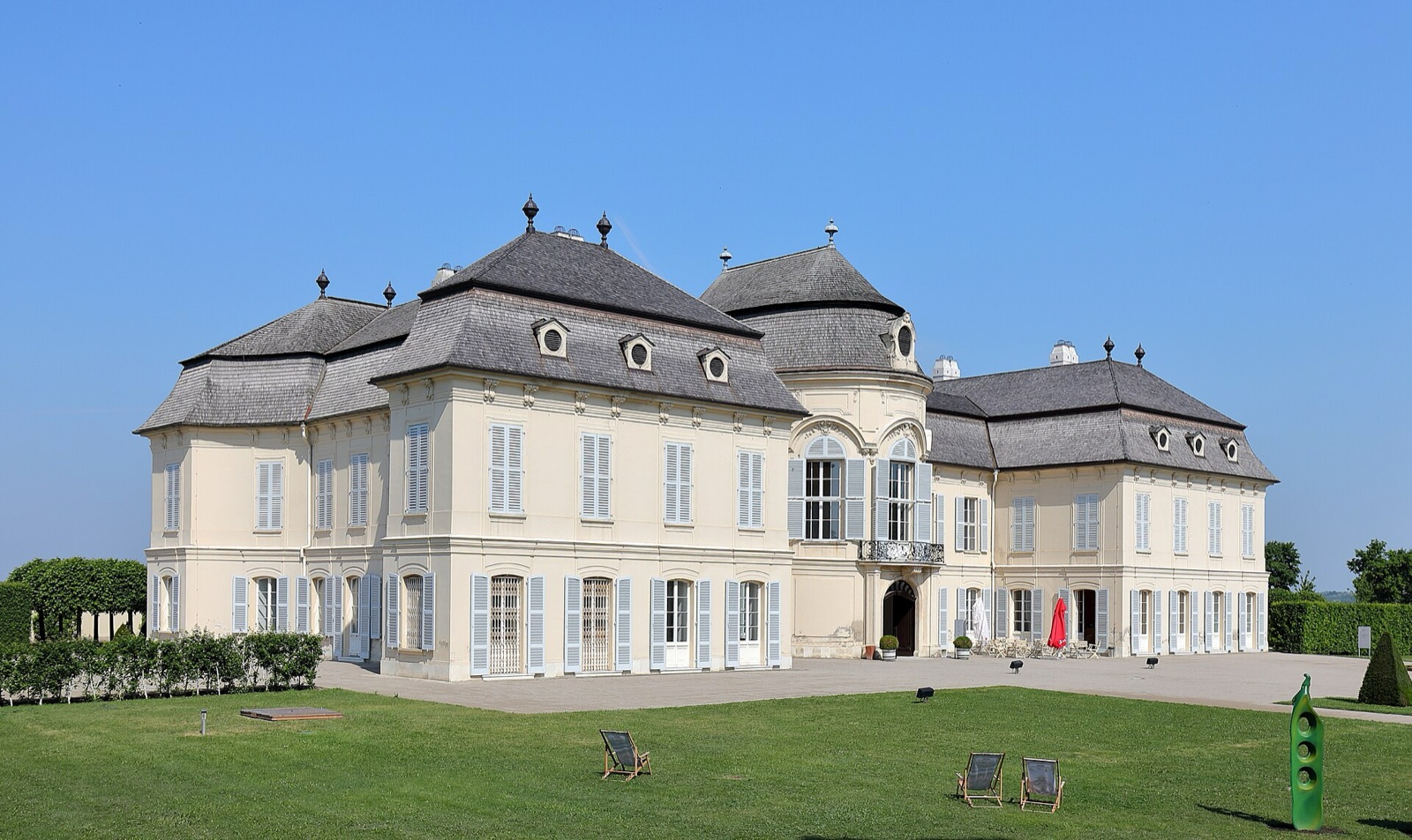 Schloss Niederweiden mit seiner geschwungenen Fassade und Gartenfläche