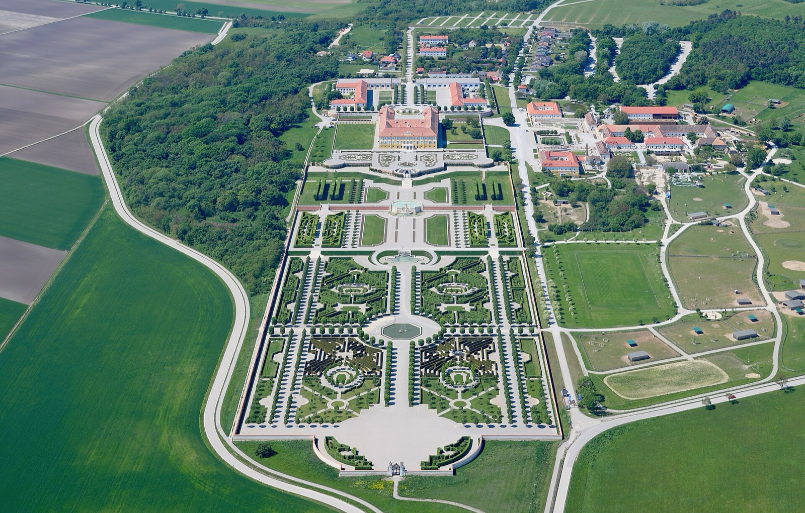 Luftaufnahme des Barockgartens von Schloss Hof mit Schlossgebäude und Terrassen
